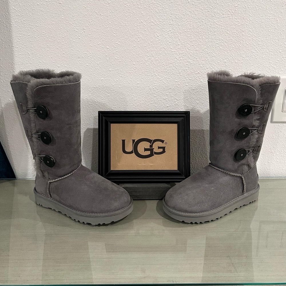 New UGG Women’s Bailey Button Triplet II Boot Size 5